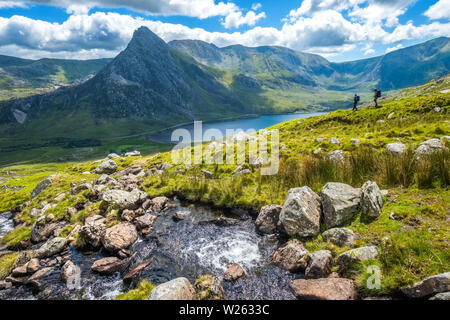 Deux marcheurs de Pen An Wen Ole Tryfan avec mountain dans la distance. Snowdonia, le Nord du Pays de Galles, Royaume-Uni Banque D'Images