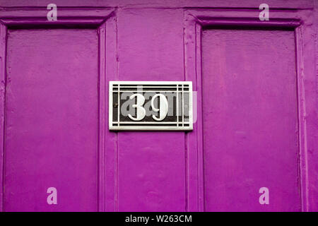 Chambre numéro 39 avec la trente-neuf sur un art déco plaque sur une porte avant en bois violet Banque D'Images