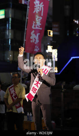 Tokyo, Japon. 5 juillet, 2019. Taro Yamamoto, chef du nouveau parti de l'opposition a Reiwa Shinsengumi livre un discours de campagne électorale pour l'élection à la Chambre haute le 21 juillet à Tokyo, le vendredi 5 juillet 2019. Yamamoto, 44 ans, député, s'exécute en tant que candidat de la représentation proportionnelle avec 9 autres candidats alors que Yoshimasa Nohara exécute pour la constituence de Tokyo. Credit : Yoshio Tsunoda/AFLO/Alamy Live News Banque D'Images