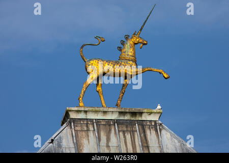 Une licorne d'or au-dessus de la sculpture à l'extérieur de l'Hôtel de ville de Bristol à Bristol, Royaume-Uni. La licorne est un des symboles figurant sur les armoiries de Banque D'Images