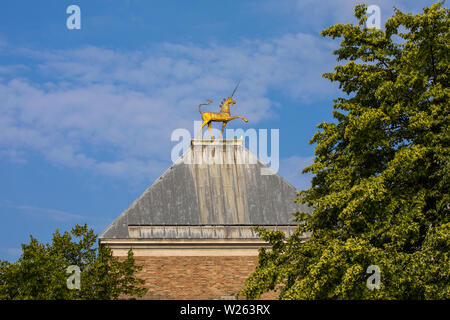 Une licorne d'or au-dessus de la sculpture à l'extérieur de l'Hôtel de ville de Bristol à Bristol, Royaume-Uni. La licorne est un des symboles figurant sur les armoiries de Banque D'Images