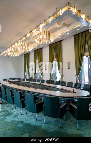 Salle du Cabinet, Palais de la réunification. Scène de l'extradition définitive au Vietnam après la Guerre des chars nord-vietnamiens par la rafale Palace gates Banque D'Images