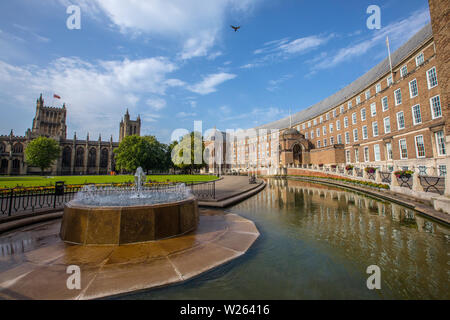 Bristol, UK - 29 juin 2019 : une vue de l'extérieur de l'Hôtel de ville de Bristol, College Green et la cathédrale de Bristol, dans le centre historique de la ville de Bristol en Banque D'Images