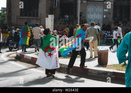 Bejaia, Algérie - 06/21/2019 : Manifestation contre Gaid Salah après son dernier discours sur l'interdiction de l'emblème de l'amazigh dans les manifestations. Banque D'Images