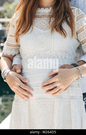 Mari épouse sa femme enceinte. Fermer les relations, l'amour, de soins et de soutien durant la grossesse. Banque D'Images