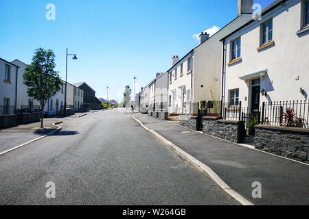 Swansea, Royaume-Uni : le 06 juin 2019 : nouvelle grande maison individuelle maisons construites sur des terrains autrefois une zone industrielle par Persimmon Automate. Banque D'Images