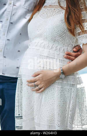 Mari épouse sa femme enceinte. Fermer les relations, l'amour, de soins et de soutien durant la grossesse. Banque D'Images