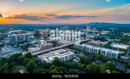 Greenville en Caroline du Sud SC Skyline Aerial Drone au coucher du soleil. Banque D'Images