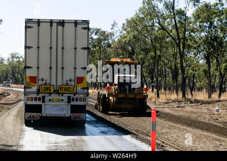 La surface de la route travaille sur des parties de la Carnarvon Highway dans le Queensland, en Australie. De nombreuses routes du Queensland étaient en cours de réparation après de graves inondations Banque D'Images