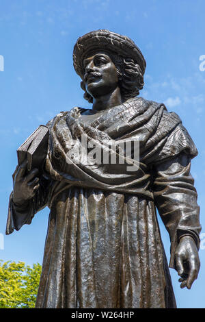 Bristol, UK - 29 juin 2019 : une statue d'Indien Raja Rammohun historique réformateur Roy, qui est situé à l'extérieur de la cathédrale de Bristol dans la ville de Bristo Banque D'Images