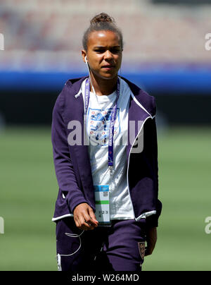 L'Angleterre Nikita Parris inspecte le terrain avant la Coupe du Monde féminine de la fifa Troisième Place Play-Off au stade de Nice, Nice. Banque D'Images