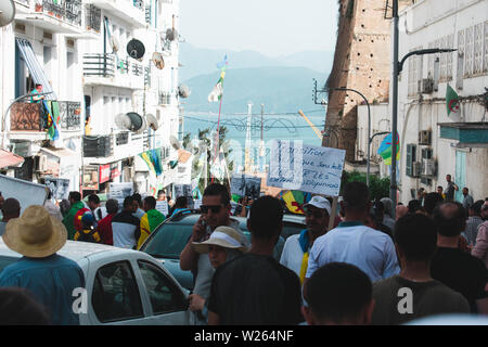 Bejaia, Algérie - 06/21/2019 : Manifestation contre Gaid Salah après son dernier discours sur l'interdiction de l'emblème de l'amazigh dans les manifestations. Banque D'Images