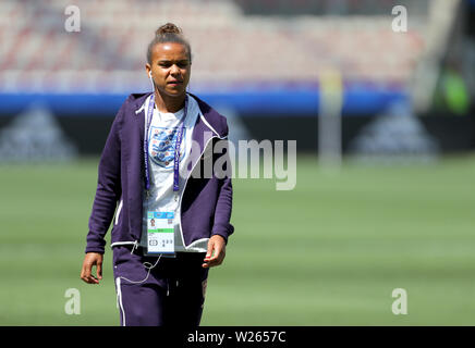 L'Angleterre Nikita Parris inspecte le terrain avant la Coupe du Monde féminine de la fifa Troisième Place Play-Off au stade de Nice, Nice. Banque D'Images