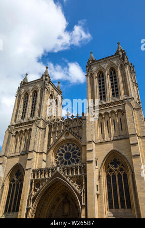 Bristol, UK - 30 juin 2019 : Regard sur la magnifique façade de la cathédrale de Bristol dans la ville de Bristol, Royaume-Uni. Banque D'Images