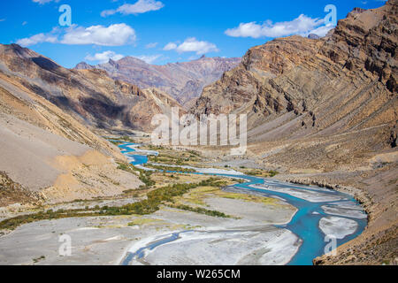 Paysage de montagnes de l'himalaya le long de l'autoroute Manali Leh en Inde. Blue River et majestueuses montagnes rocheuses en Himalaya indien, le Ladakh, le Jammu-et Kash Banque D'Images