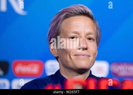 06 juillet 2019, la France (France), Décines-Charpieu : Football, Coupe du Monde : les femmes, l'équipe nationale, USA, conférence de presse finale : Megan Rapinoe sourires sur le pk. Les USA vont jouer contre les Pays-Bas dans la finale de la Coupe du Monde sur 07.07.2019. Photo : Sebastian Gollnow/dpa Banque D'Images