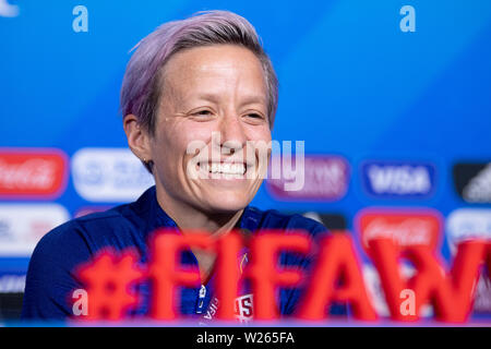 06 juillet 2019, la France (France), Décines-Charpieu : Football, Coupe du Monde : les femmes, l'équipe nationale, USA, conférence de presse finale : Megan Rapinoe sourires sur le pk. Les USA vont jouer contre les Pays-Bas dans la finale de la Coupe du Monde sur 07.07.2019. Photo : Sebastian Gollnow/dpa Banque D'Images