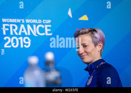 06 juillet 2019, la France (France), Décines-Charpieu : Football, Coupe du Monde : les femmes, l'équipe nationale, USA, conférence de presse finale : Megan Rapinoe vient à Pk. Les USA vont jouer contre les Pays-Bas dans la finale de la Coupe du Monde sur 07.07.2019. Photo : Sebastian Gollnow/dpa Banque D'Images