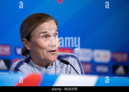 06 juillet 2019, la France (France), Décines-Charpieu : Football, Coupe du Monde : les femmes, l'équipe nationale, USA, conférence de presse finale : Jill Ellis, entraîneur de l'équipe nationale des USA, prend la parole à la Pk. Les USA vont jouer contre les Pays-Bas dans la finale de la Coupe du Monde sur 07.07.2019. Photo : Sebastian Gollnow/dpa Banque D'Images