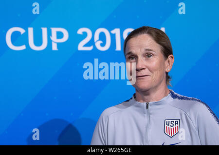 06 juillet 2019, la France (France), Décines-Charpieu : Football, les femmes : WM, équipe nationale, USA, conférence de presse finale : Jill Ellis, entraîneur de l'équipe nationale des Etats-Unis, vient à la Pk. Les USA vont jouer contre les Pays-Bas dans la finale de la Coupe du Monde sur 07.07.2019. Photo : Sebastian Gollnow/dpa Banque D'Images