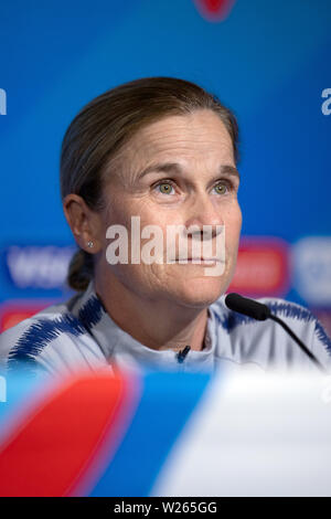 06 juillet 2019, la France (France), Décines-Charpieu : Football, Coupe du Monde : les femmes, l'équipe nationale, USA, conférence de presse finale : Jill Ellis, entraîneur de l'équipe nationale des USA. Les USA vont jouer contre les Pays-Bas dans la finale de la Coupe du Monde sur 07.07.2019. Photo : Sebastian Gollnow/dpa Banque D'Images