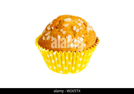 Un délicieux petit gâteau sucré isolé sur fond blanc. Banque D'Images