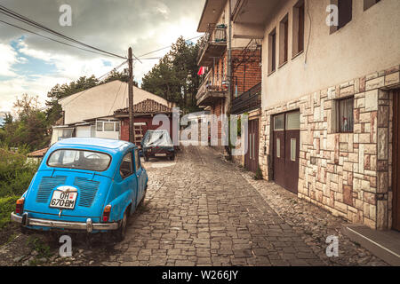 Ohrid, Macédoine du Nord - Avril 2019 : Blue beetle mini voiture garée sur une rue pavée de la vieille ville d'Ohrid Banque D'Images