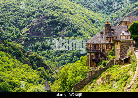 Superbe village médiéval de Conques et son église avec sa splendide tympan, qui reste l'un des plus importants centres d'art et d'spirituali Banque D'Images