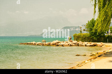 Lac de Garda, Italie. La côte entre la ville de Lazise et Bardolino avec Mont Baldo sur l'arrière-plan Banque D'Images