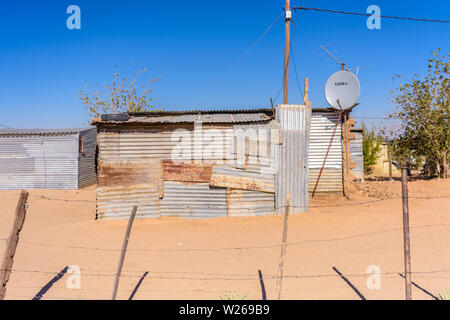 Accueil faits de tôle ondulée dans une ville située à la périphérie d'Otjiwarongo, Namibie Banque D'Images