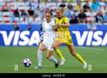 Lucy l'Angleterre le bronze (à gauche) et la Suède est Fridolina Rolfo bataille pour la balle durant la Coupe du Monde féminine de la fifa Troisième Place Play-Off au stade de Nice, Nice. Banque D'Images