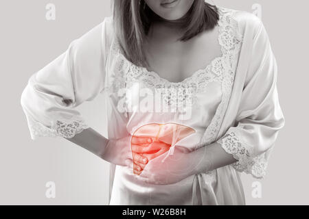 La photo de foie sur le corps de la femme contre l'arrière-plan gris, l'hépatite, la notion de santé et médecine Banque D'Images