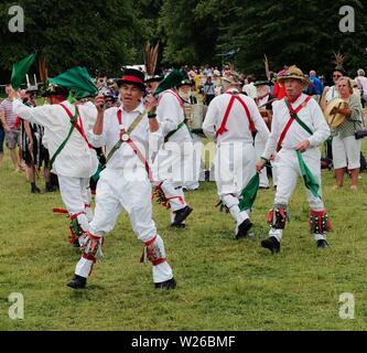 Grand parc Tew, Chadlington, Oxfordshire, UK. 6 juillet 2019. Morris Dancers à Cornbury Festival de musique. Crédit : Laura Downs/Alamy Live News Banque D'Images