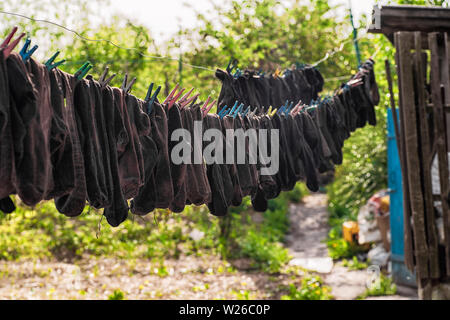 Chaussettes lavées hanging on a rope lyophilisés.lave-chaussettes. Banque D'Images