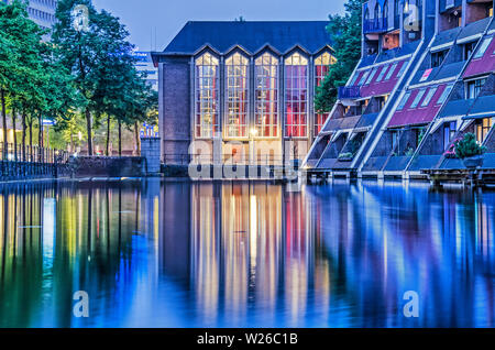 Rotterdam, Pays-Bas, le 20 mai 2019 : l'église baptiste d'après-guerre et des années 1980 reflètent l'habitation dans l'eau d'Delftsevaart canal pendant l'heure bleue Banque D'Images