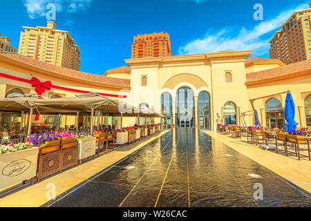 Doha, Qatar - 18 Février 2019 : fontaine moderne en face du restaurant populaire le long de la promenade promenade marina à Porto Saoudite au Pearl-Qatar Banque D'Images