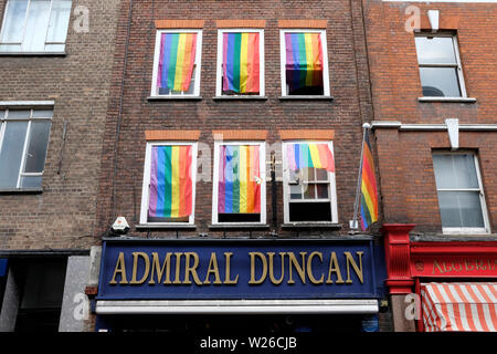 Les drapeaux raibow affiché au-dessus de l'amiral Duncan pub à Soho, Londres Banque D'Images