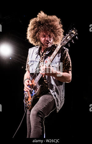Andrew Stockdale, fondateur, guitariste et chanteur du groupe de rock australien Wolfmother live sur scène à l'Gruvillage 105 festival. Banque D'Images