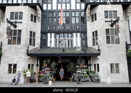 Le drapeau arc-en-ciel Voler en liberté department store à Londres, Royaume-Uni Banque D'Images