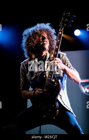 Andrew Stockdale, fondateur, guitariste et chanteur du groupe de rock australien Wolfmother live sur scène à l'Gruvillage 105 festival. Banque D'Images