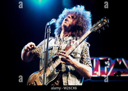 Andrew Stockdale, fondateur, guitariste et chanteur du groupe de rock australien Wolfmother live sur scène à l'Gruvillage 105 festival. Banque D'Images
