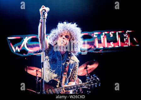 Andrew Stockdale, fondateur, guitariste et chanteur du groupe de rock australien Wolfmother live sur scène à l'Gruvillage 105 festival. Banque D'Images