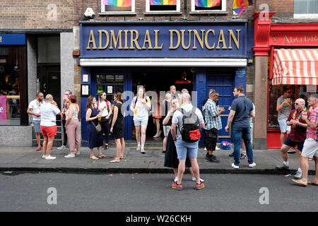 Les gens à l'extérieur de l'amiral Duncan pub gay à Soho, Londres Banque D'Images