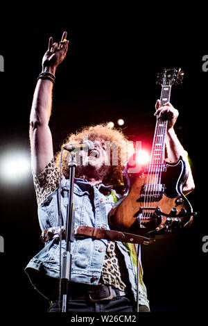 Andrew Stockdale, fondateur, guitariste et chanteur du groupe de rock australien Wolfmother live sur scène à l'Gruvillage 105 festival. Banque D'Images