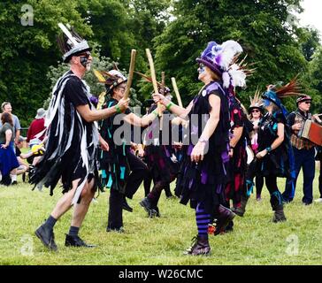Grand parc Tew, Chadlington, Oxfordshire, UK. 6 juillet 2019. Morris Dancers à Cornbury Festival de musique. Crédit : Laura Downs/Alamy Live News Banque D'Images