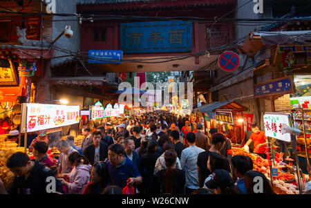 Xi'an, Chine - Octobre 7,2017 : Gens et vendeur de rue dans le quartier musulman de Xi'an Banque D'Images