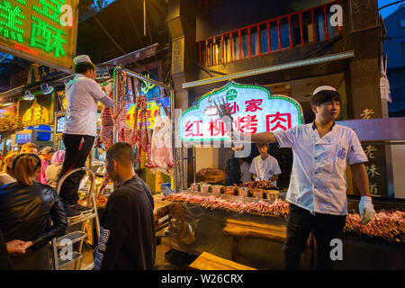 Xi'an, Chine - Octobre 7,2017 : Gens et vendeur de rue dans le quartier musulman de Xi'an Banque D'Images