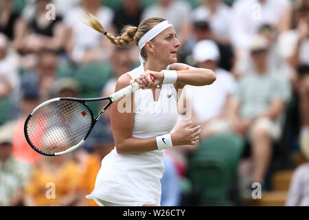 Londres, Royaume-Uni, le 6 juillet 2019, le All England Lawn Tennis et croquet Club, Wimbledon, Angleterre, Tournoi de tennis de Wimbledon, Petra Kvitová Jour 6 ; retourne à Magda Linette Credit : Action Plus Sport Images/Alamy Live News Banque D'Images