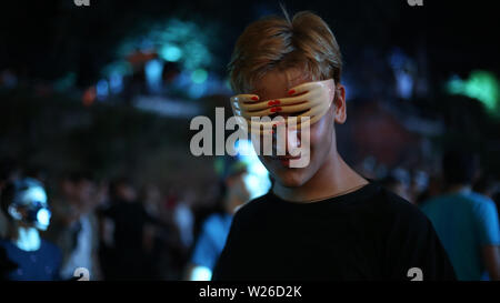 Novi Sad, Serbie. 5 juillet, 2019. Un jeune homme avec un masque danse au festival Exit à Novi Sad, Serbie, le 5 juillet 2019. Credit : Nemanja Cabric/Xinhua/Alamy Live News Banque D'Images