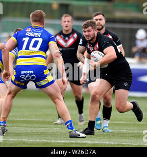 Terrain de sport, Trailfinders West Ealing, London, UK . 6 juillet 2019, Terrain de sport, Trailfinders West Ealing, Londres, Angleterre ; Super League Rugby, London Broncos contre Warrington Wolves ; Rob Butler de London Broncos court en avant vers la ligne de défense de Warrington Wolves : Action Crédit Plus Sport Images/Alamy Live News Banque D'Images